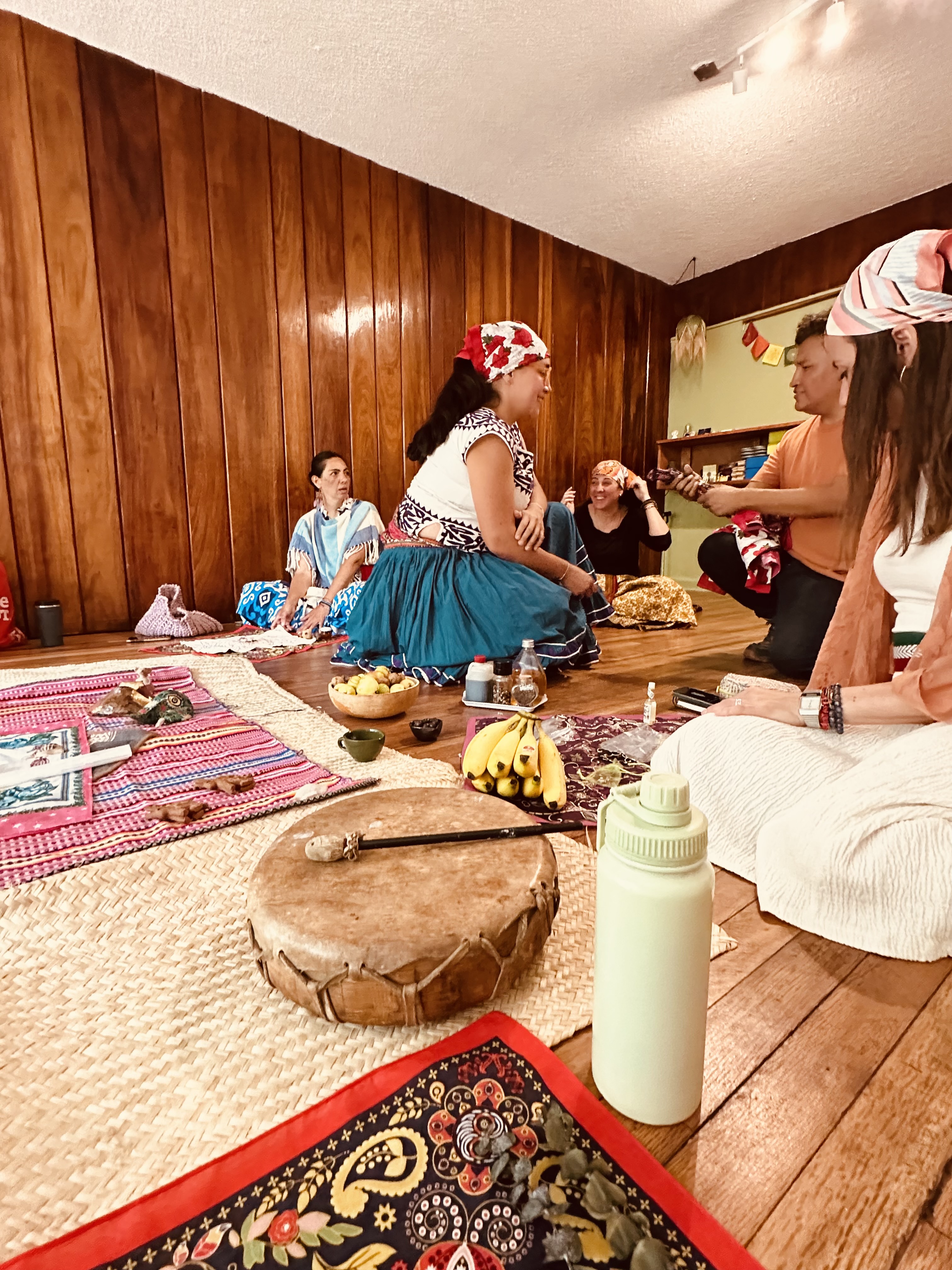Postura de yoga en el shala de deva studio