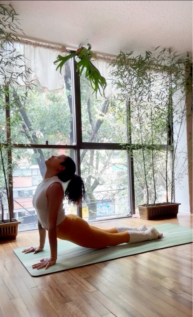 Linda practicando yoga en el shala de Deva Studio